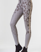 Pantalone da equitazione donna Flora Power Grip di Accademia Italiana con grip in silicone, stampa romantica di rose e bande laterali dorate, disponibile nel colore ecru.