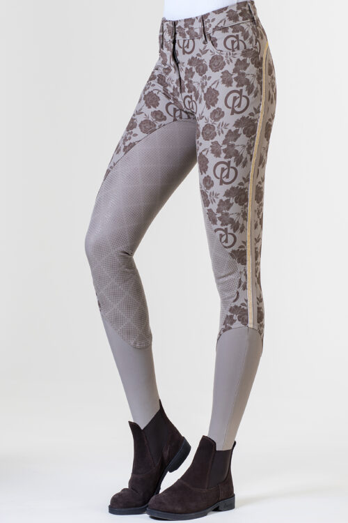 Pantalone da equitazione donna Flora Power Grip di Accademia Italiana con grip in silicone, stampa romantica di rose e bande laterali dorate, disponibile nel colore ecru.