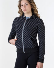 Felpa donna con cappuccio e zip, logo Accademia Italiana Style all-over, ideale per equitazione e tempo libero.