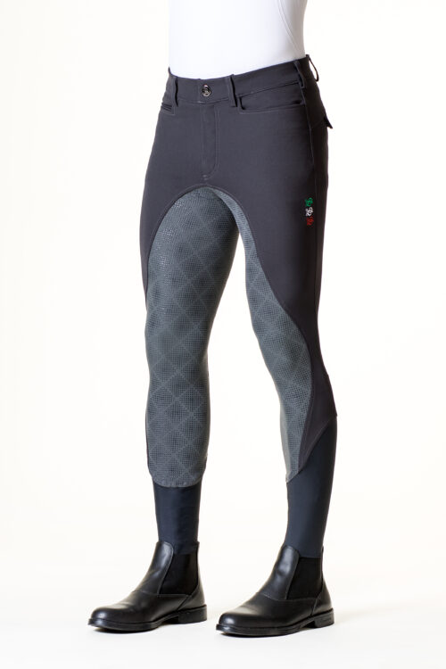 Il Pantalone equitazione uomo Pocket PG di Accademia Italiana è progettato per i cavalieri che cercano performance tecniche, comfort e un design impeccabile