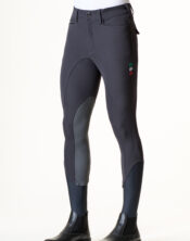Il pantalone equitazione uomo Limited Grip Pocket di Accademia Italiana è la scelta perfetta per i cavalieri che cercano performance tecniche, comfort e un design curato fin nei minimi dettagli