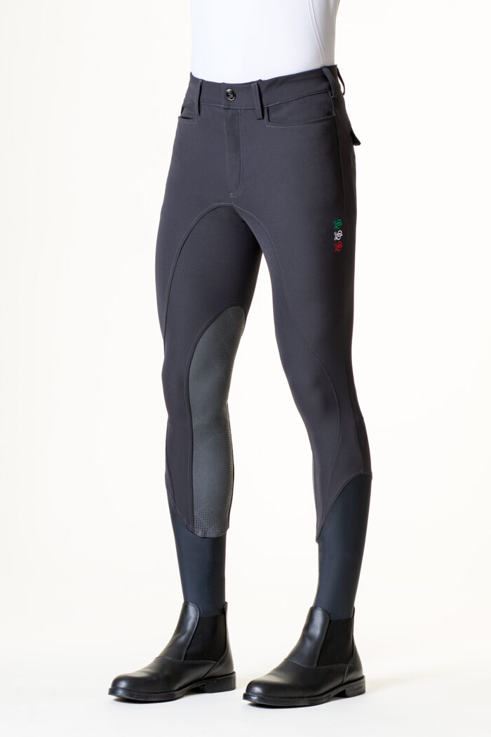 Il pantalone equitazione uomo Limited Grip Pocket di Accademia Italiana è la scelta perfetta per i cavalieri che cercano performance tecniche, comfort e un design curato fin nei minimi dettagli