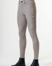 Pantalone da equitazione uomo Grip Master Limited Grip con bande laterali a contrasto, grip in silicone sulle ginocchia e fondo gamba elasticizzato, ideale per allenamenti e concorsi. Disponibile in più colori, con logo tricolore ricamato.