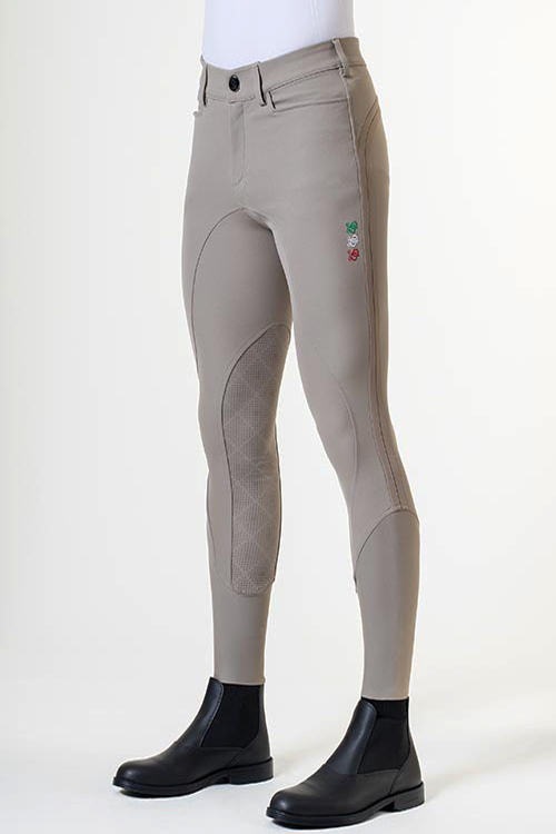Pantalone da equitazione uomo Grip Master Limited Grip con bande laterali a contrasto, grip in silicone sulle ginocchia e fondo gamba elasticizzato, ideale per allenamenti e concorsi. Disponibile in più colori, con logo tricolore ricamato.